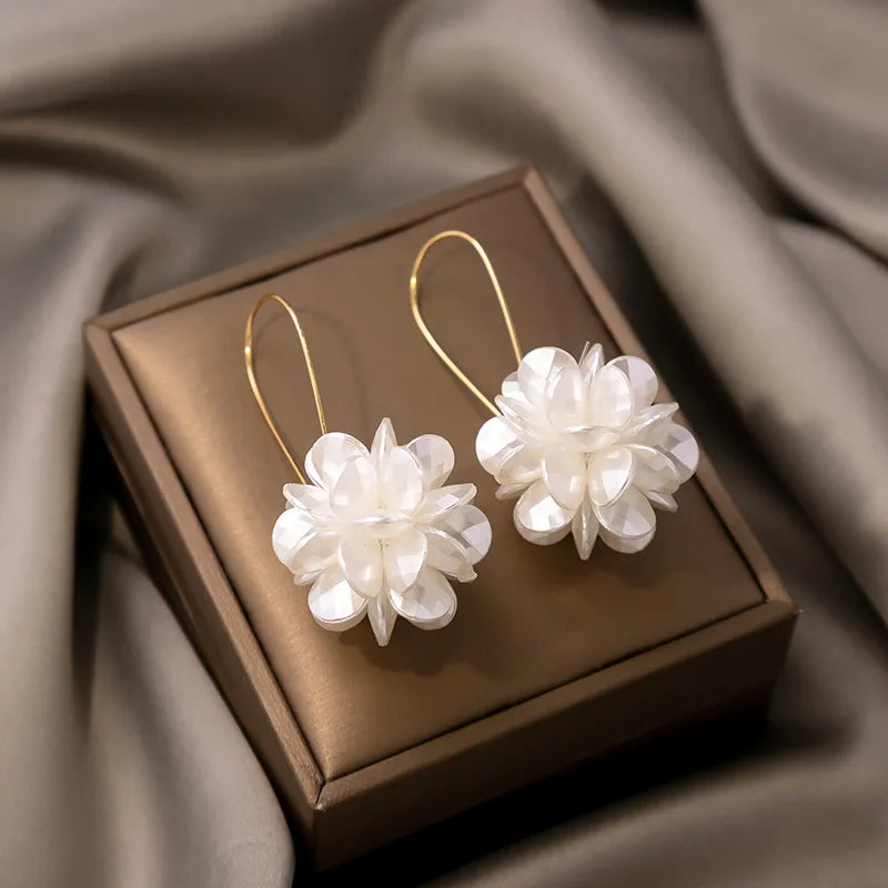 Flora Glow Pearl Earrings